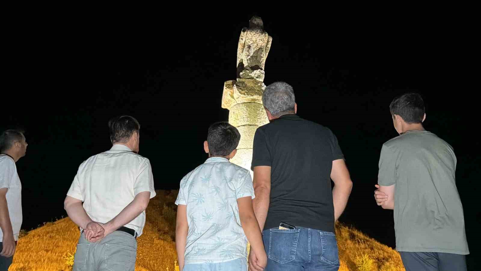 Kraliçeler mezarlığı gece de ziyarete açıldı