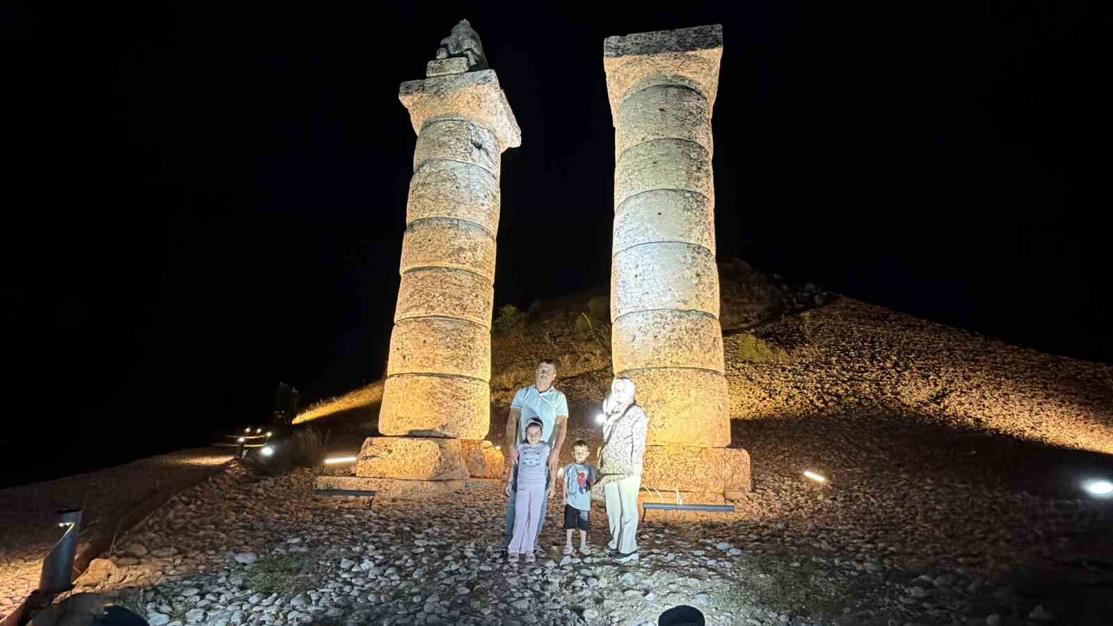 Kraliçeler mezarlığı gece de ziyarete açıldı