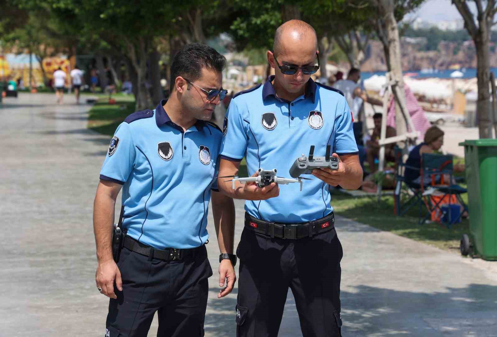 Büyükşehir zabıtası Konyaaltı Sahili’nde dron desteğiyle denetimlerini sürdürüyor