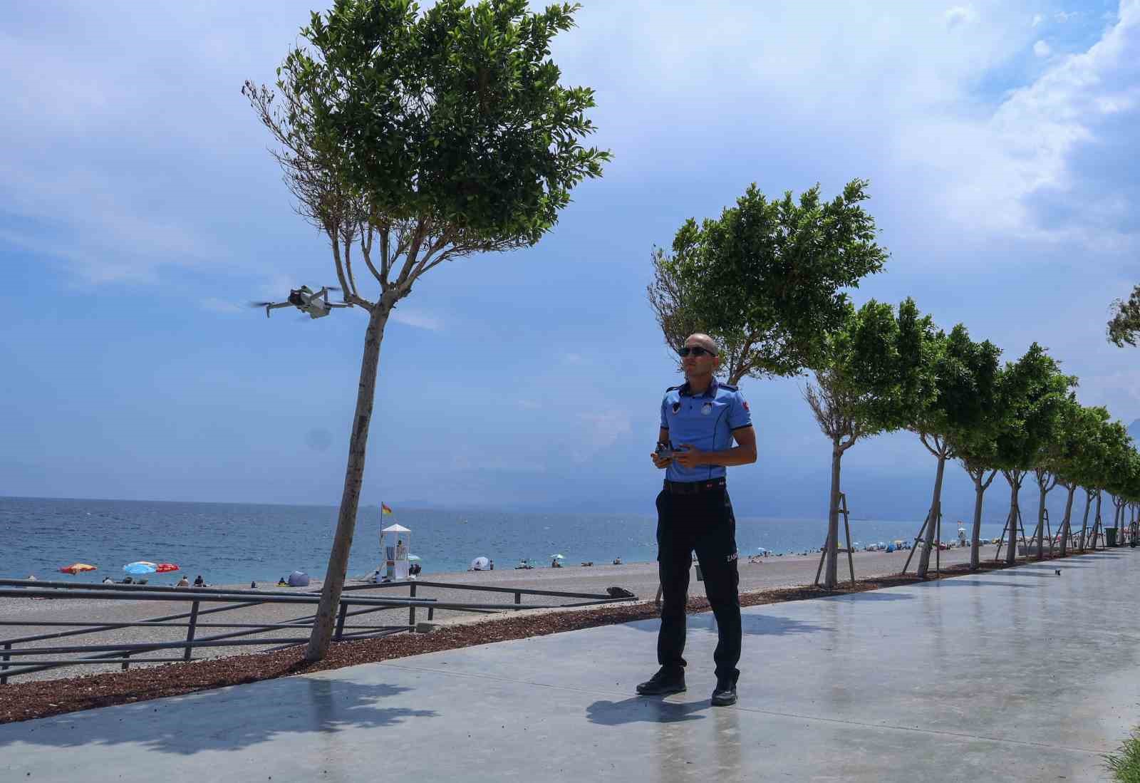 Büyükşehir zabıtası Konyaaltı Sahili’nde dron desteğiyle denetimlerini sürdürüyor