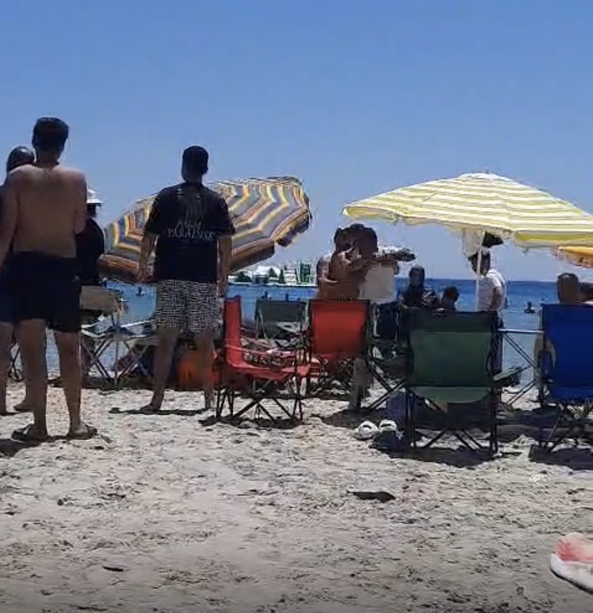 Çeşme’de plajda ‘Şemsiyeni açamazsın’ kavgası