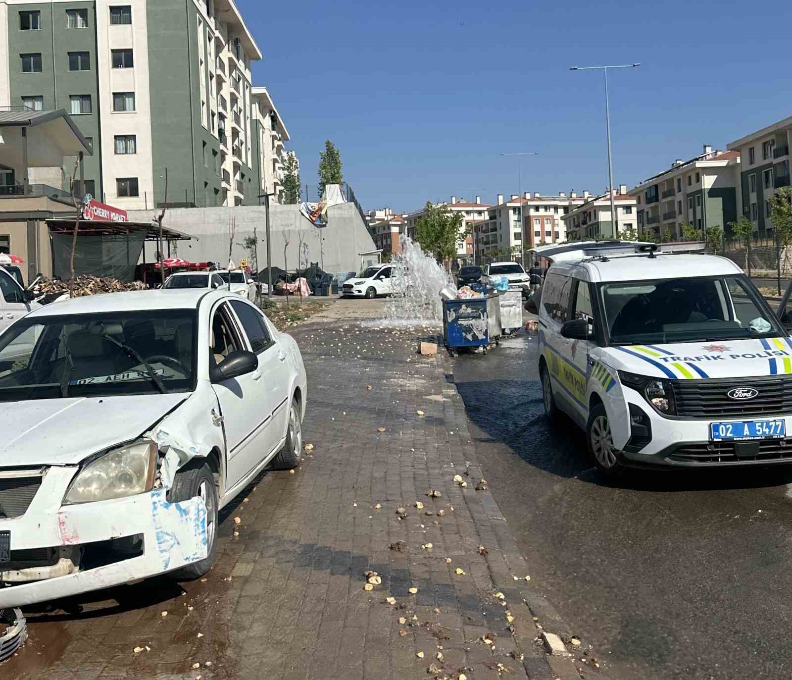 Otomobil yer üstü yangın hidrantını devirip geçti