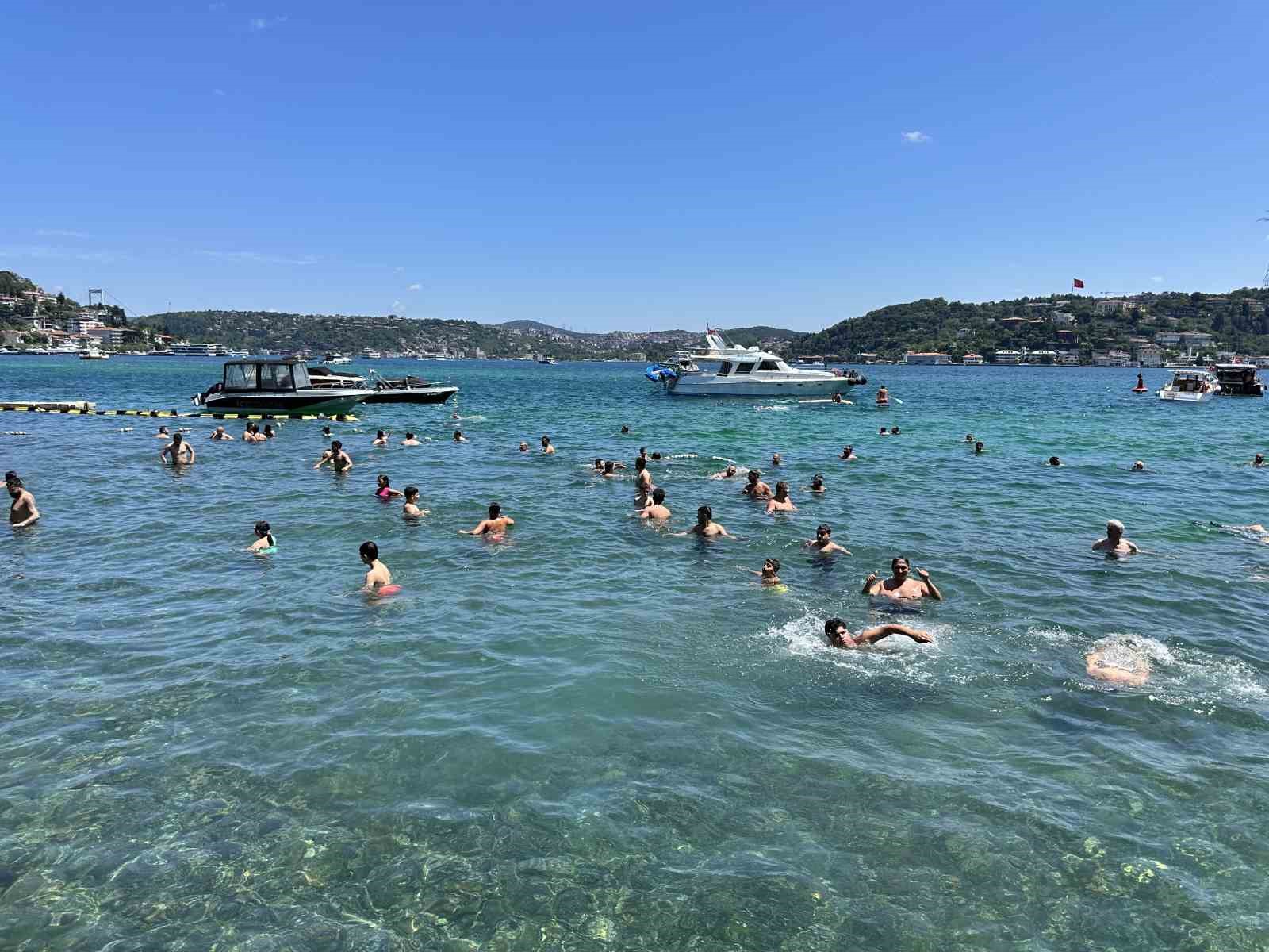 İstanbul’da sıcak hava bunalttı: Vatandaşlar kendini boğazın serin sularına bıraktı
