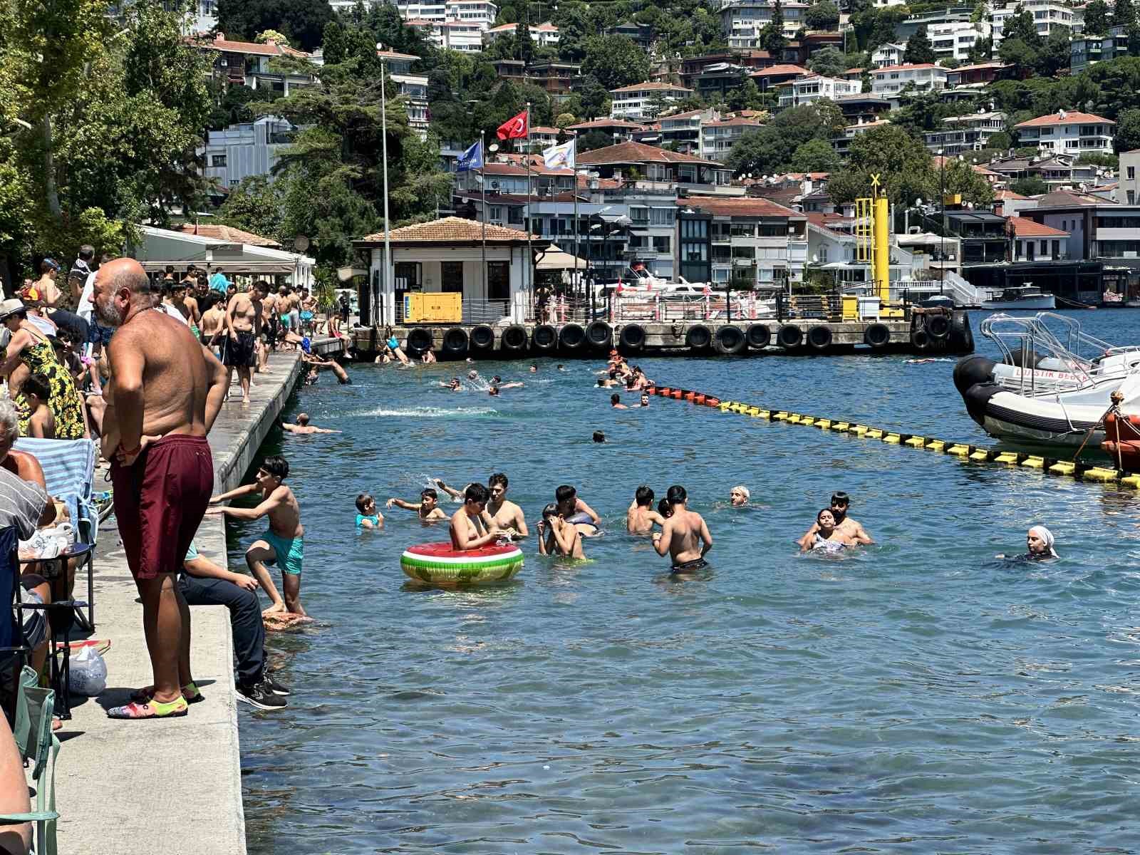 İstanbul’da sıcak hava bunalttı: Vatandaşlar kendini boğazın serin sularına bıraktı