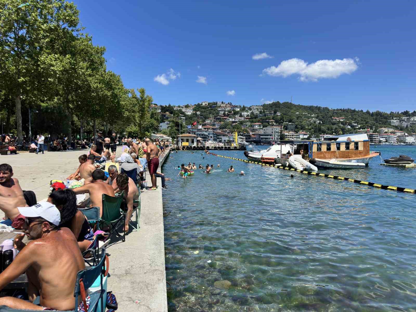 İstanbul’da sıcak hava bunalttı: Vatandaşlar kendini boğazın serin sularına bıraktı