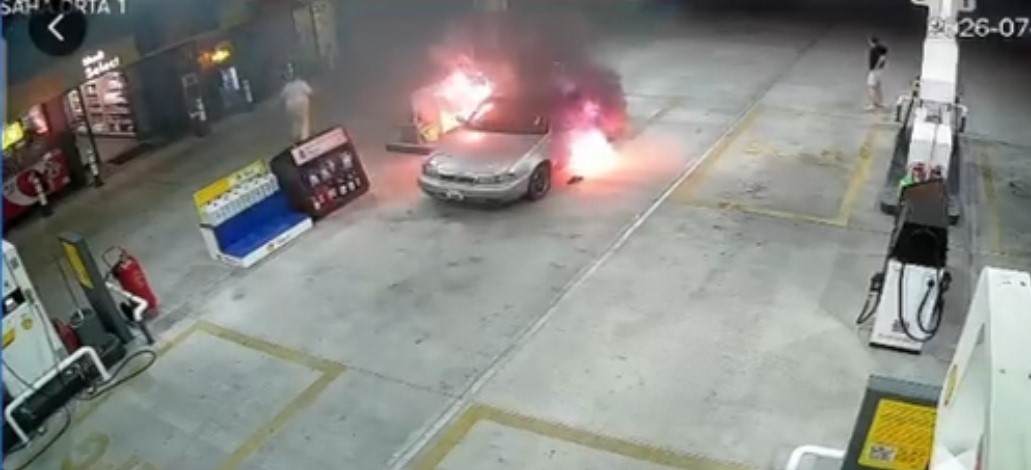 Yakıt almaya geldi, aracı alev topuna döndü