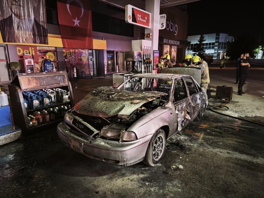 Yakıt almaya geldi, aracı alev topuna döndü