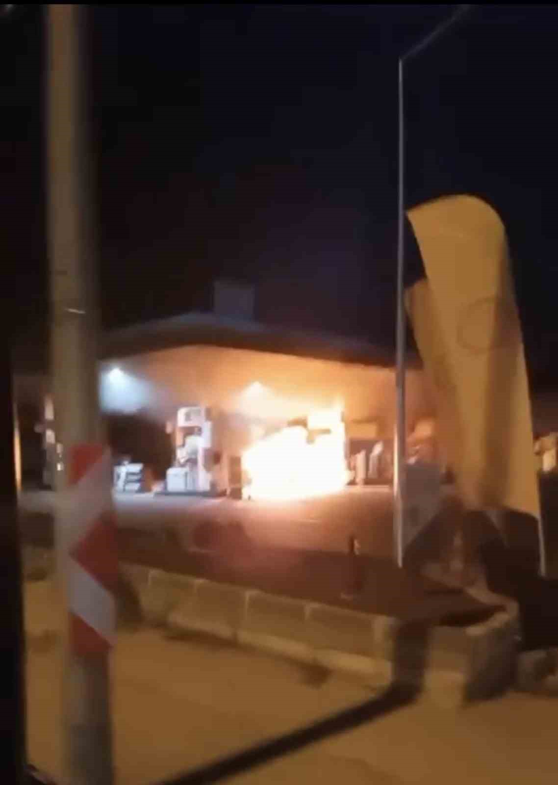 Yakıt almaya geldi, aracı alev topuna döndü
