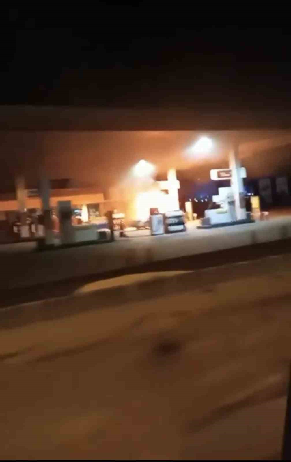 Yakıt almaya geldi, aracı alev topuna döndü