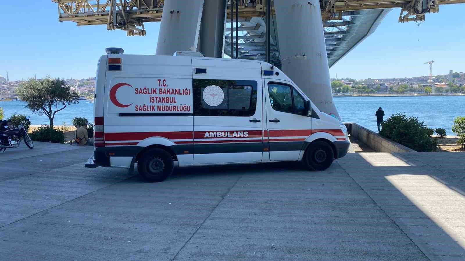 Tur teknesi köprünün ayağına çarptı, dengesini kaybeden personel suya düştü