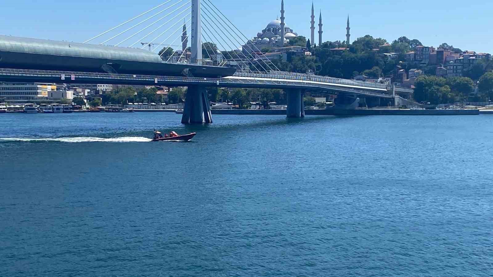 Tur teknesi köprünün ayağına çarptı, dengesini kaybeden personel suya düştü