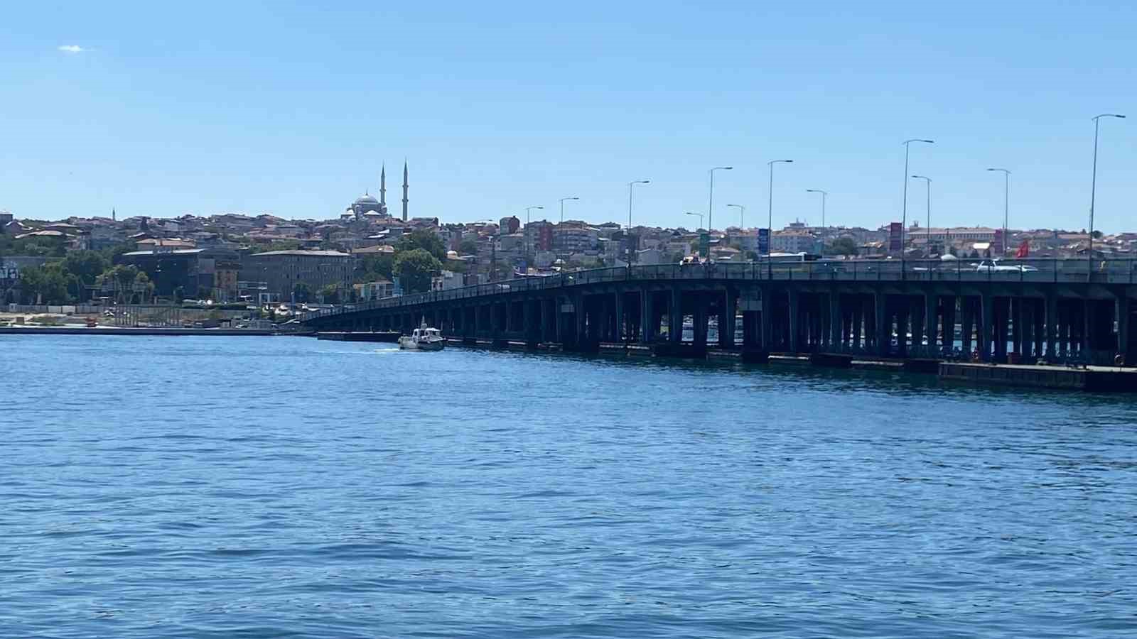 Tur teknesi köprünün ayağına çarptı, dengesini kaybeden personel suya düştü