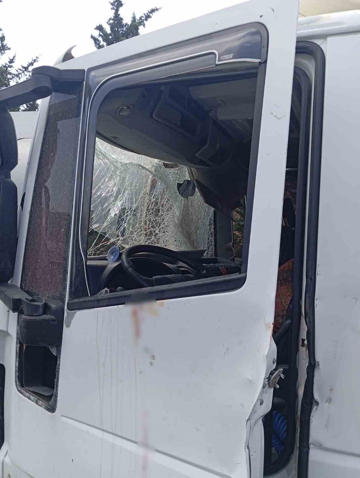 Osmaniye’de tankere arkadan çarpan tırda 2 kişi yaralandı