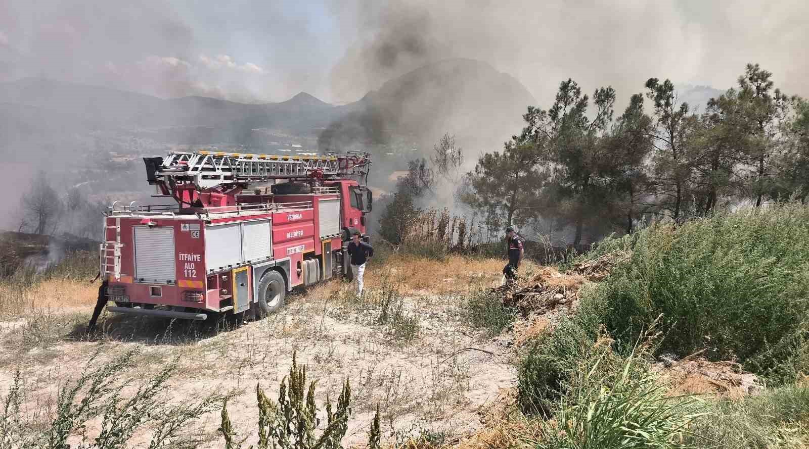 Elektrik direğinden çıkan yangın korkuttu