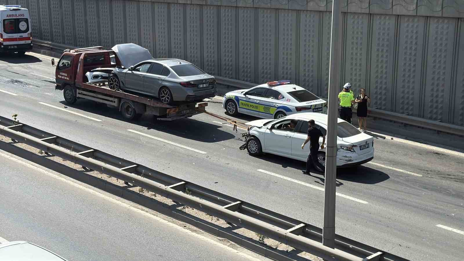 Çevre Yolu’nda 3 aracın karıştığı zincirleme kaza: 2 yaralı
