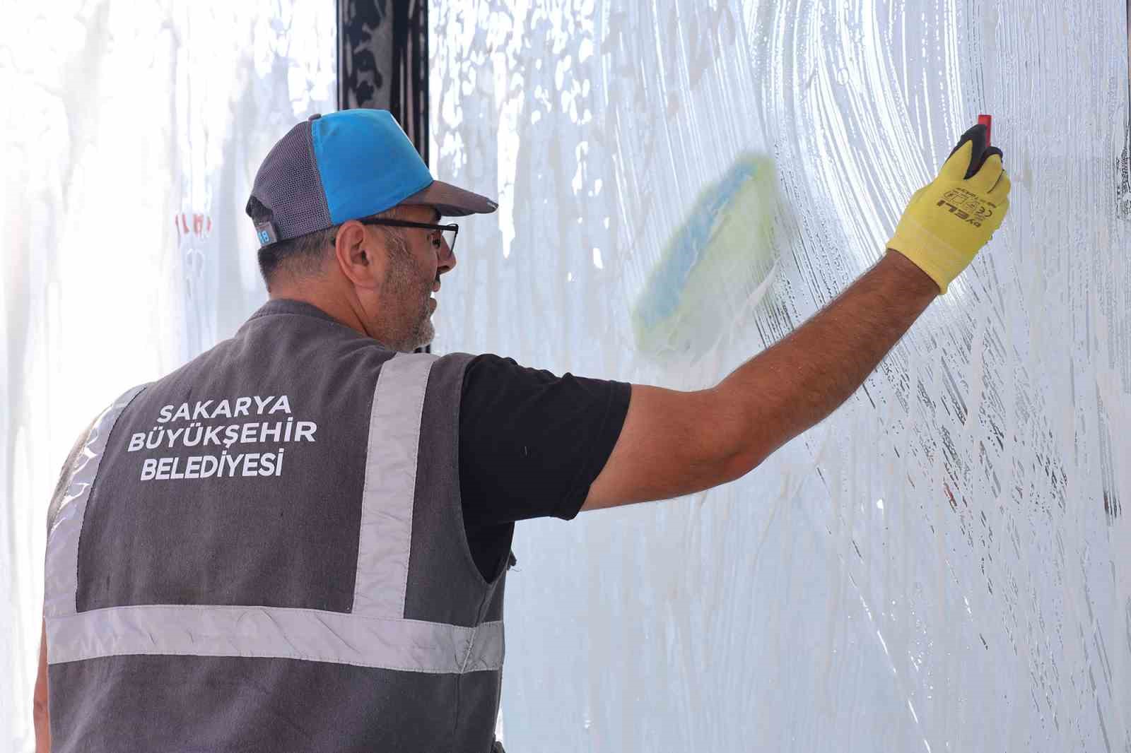 16 ilçedeki duraklar basınçlı su ile temizleniyor