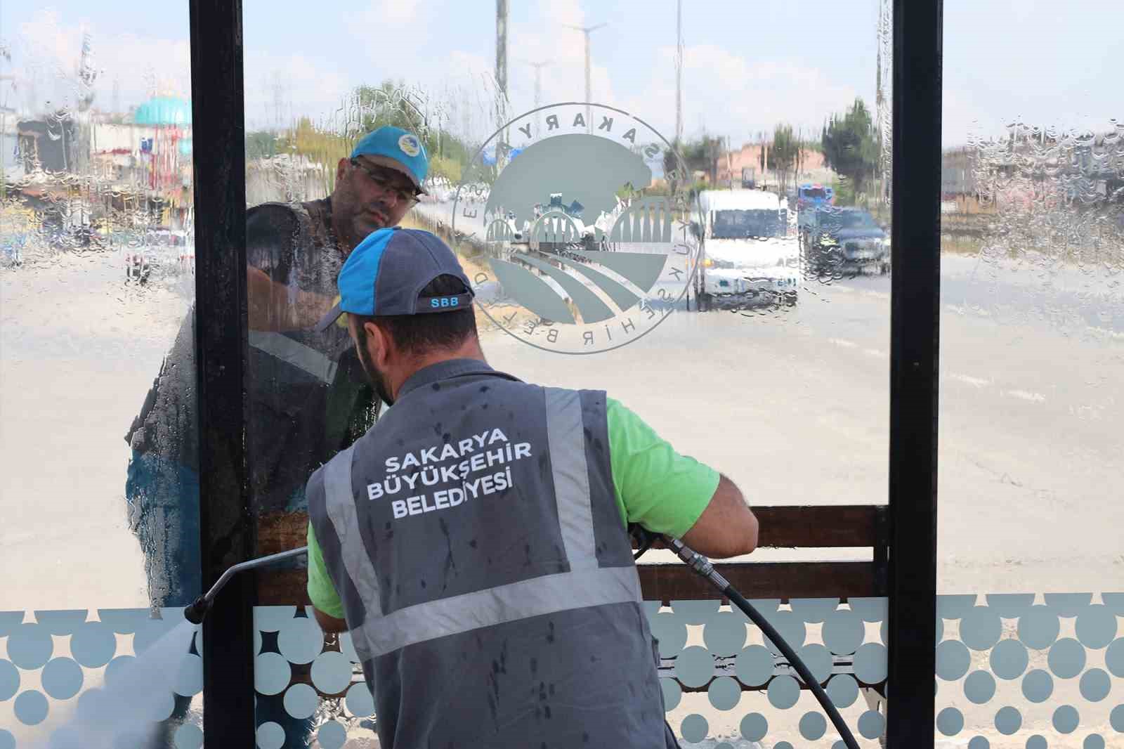 16 ilçedeki duraklar basınçlı su ile temizleniyor