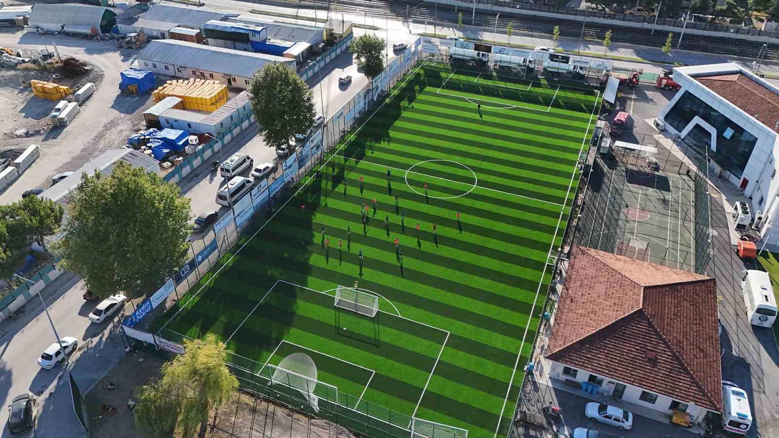 Yenilenen zeminde ilk antrenmana hevesle çıktılar
