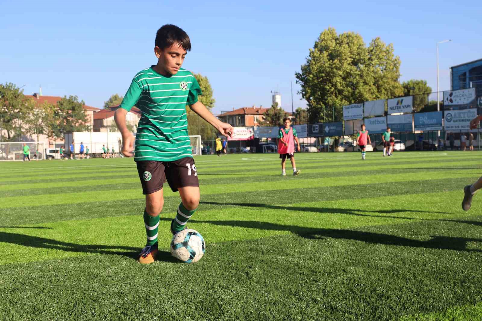 Yenilenen zeminde ilk antrenmana hevesle çıktılar