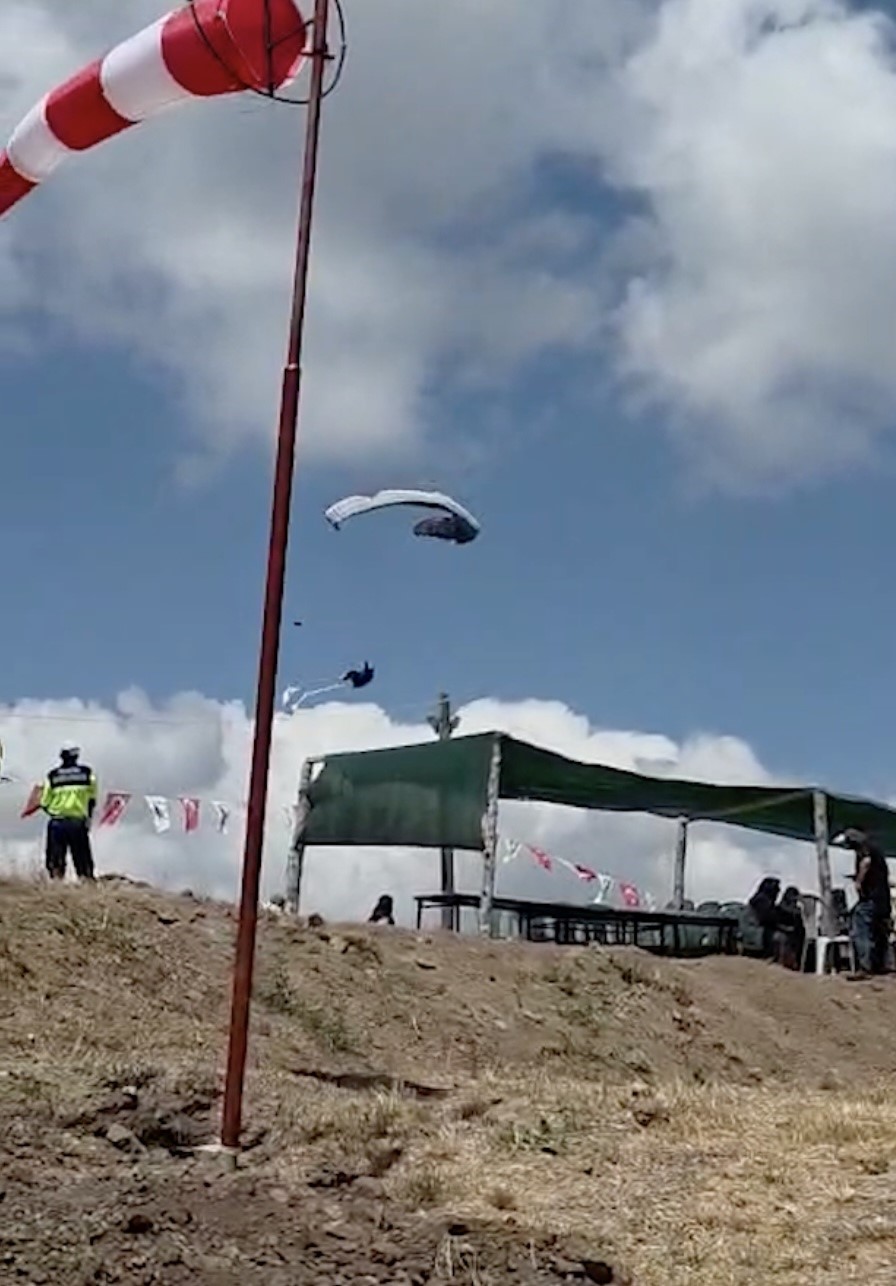 Çorum’da yamaç paraşütü pilotunun düşme anı kamerada