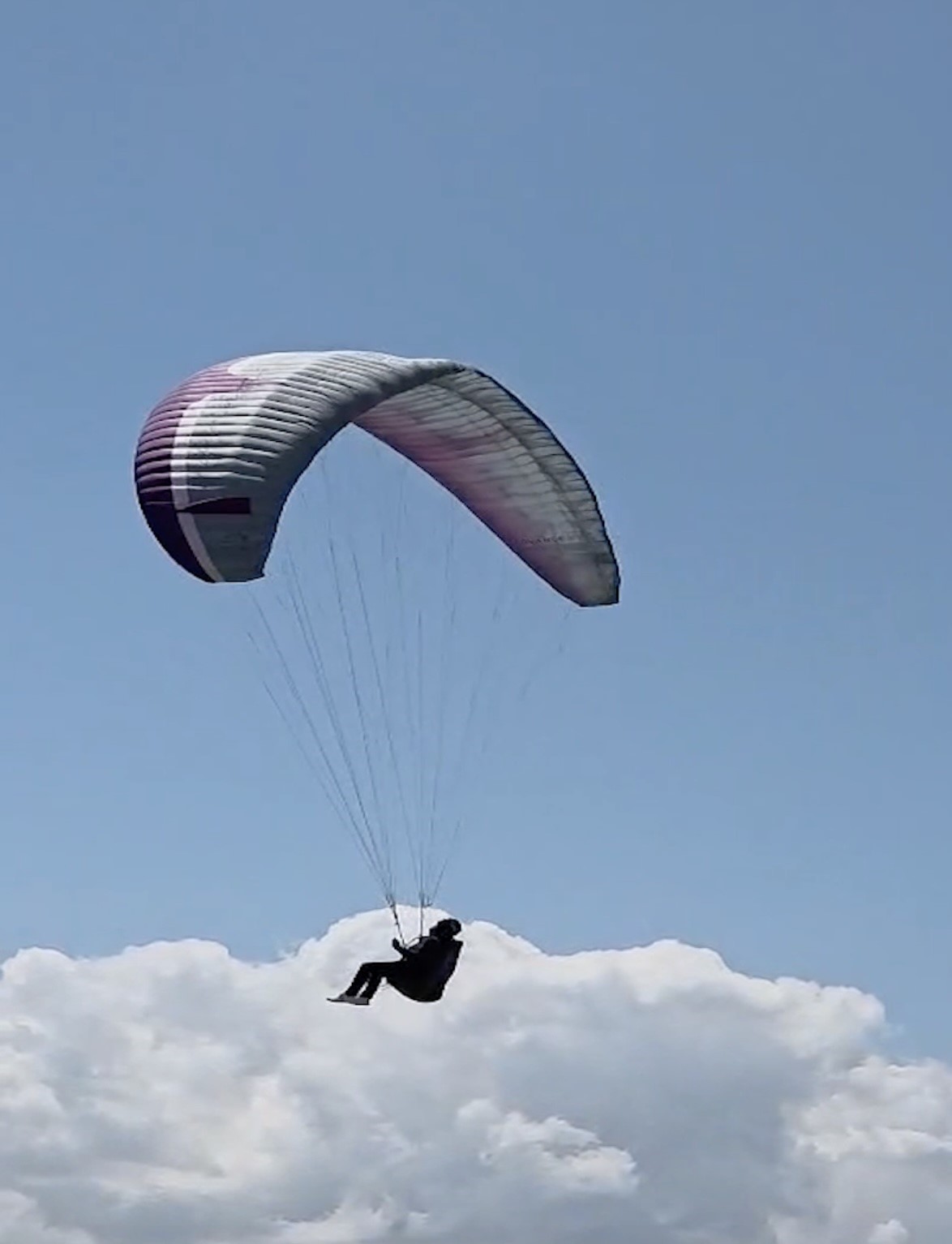 Çorum’da yamaç paraşütü pilotunun düşme anı kamerada