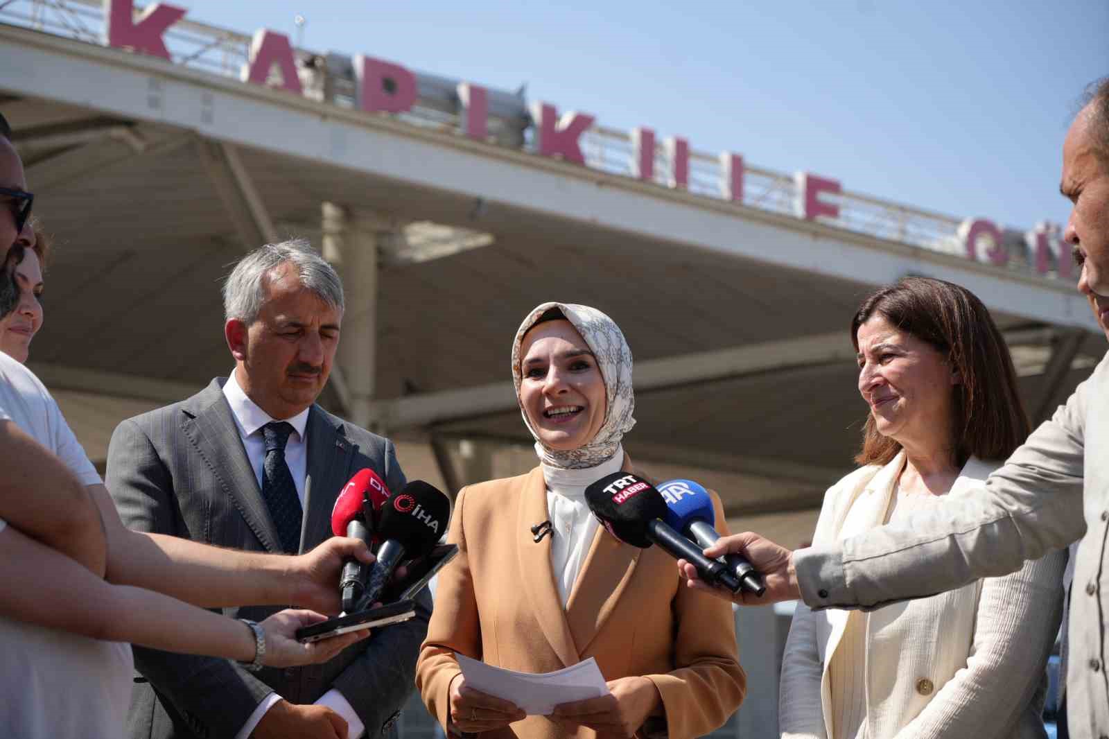 Bakan Göktaş Kapıkule’de gurbetçilerle kucaklaştı