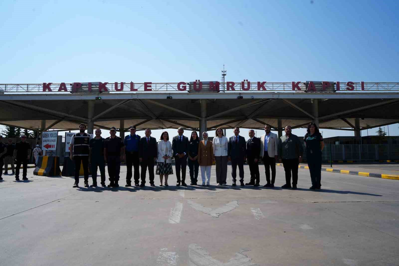 Bakan Göktaş Kapıkule’de gurbetçilerle kucaklaştı