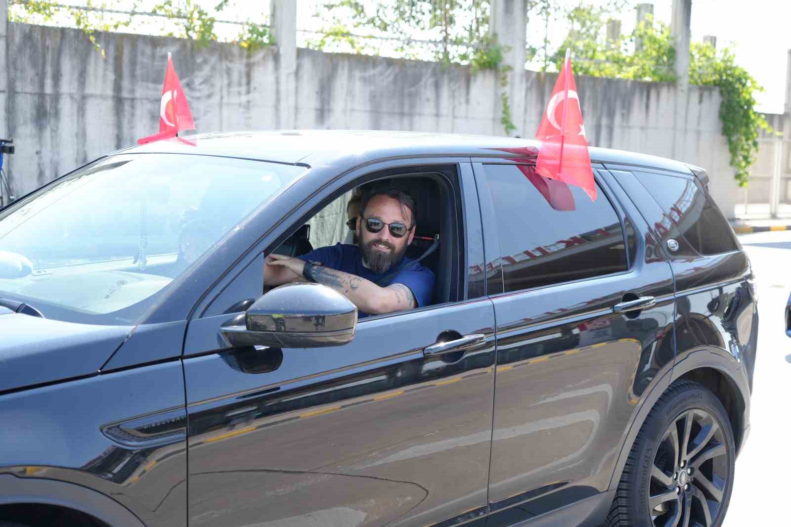 Bakan Göktaş Kapıkule’de gurbetçilerle kucaklaştı