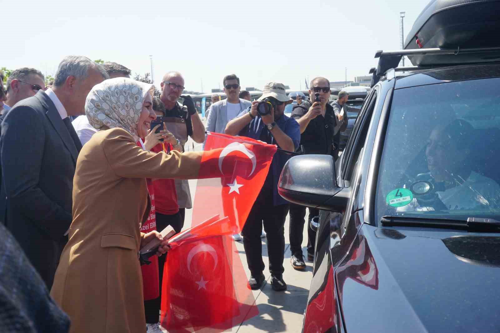 Bakan Göktaş Kapıkule’de gurbetçilerle kucaklaştı