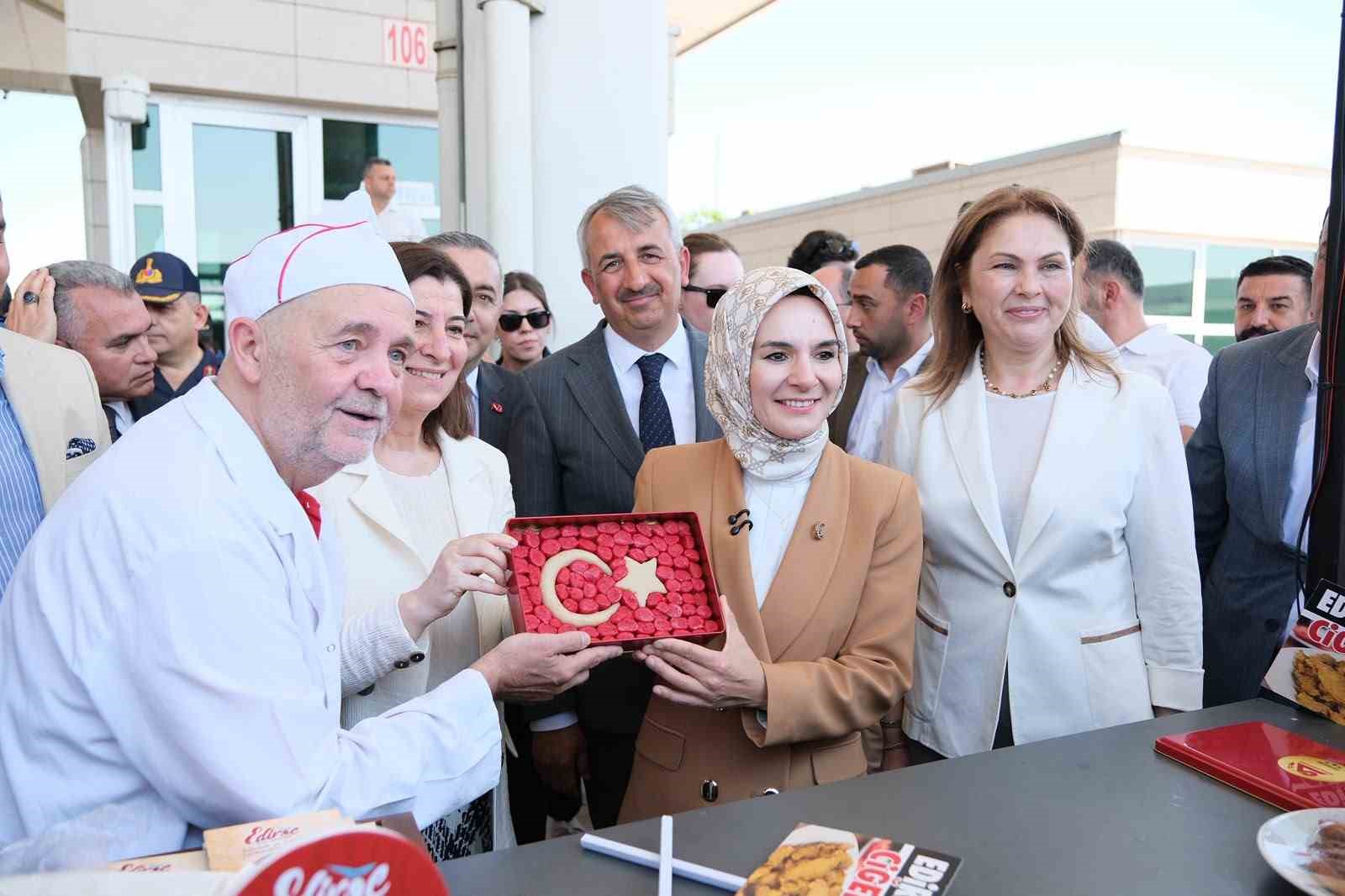 Bakan Göktaş Kapıkule’de gurbetçilerle kucaklaştı