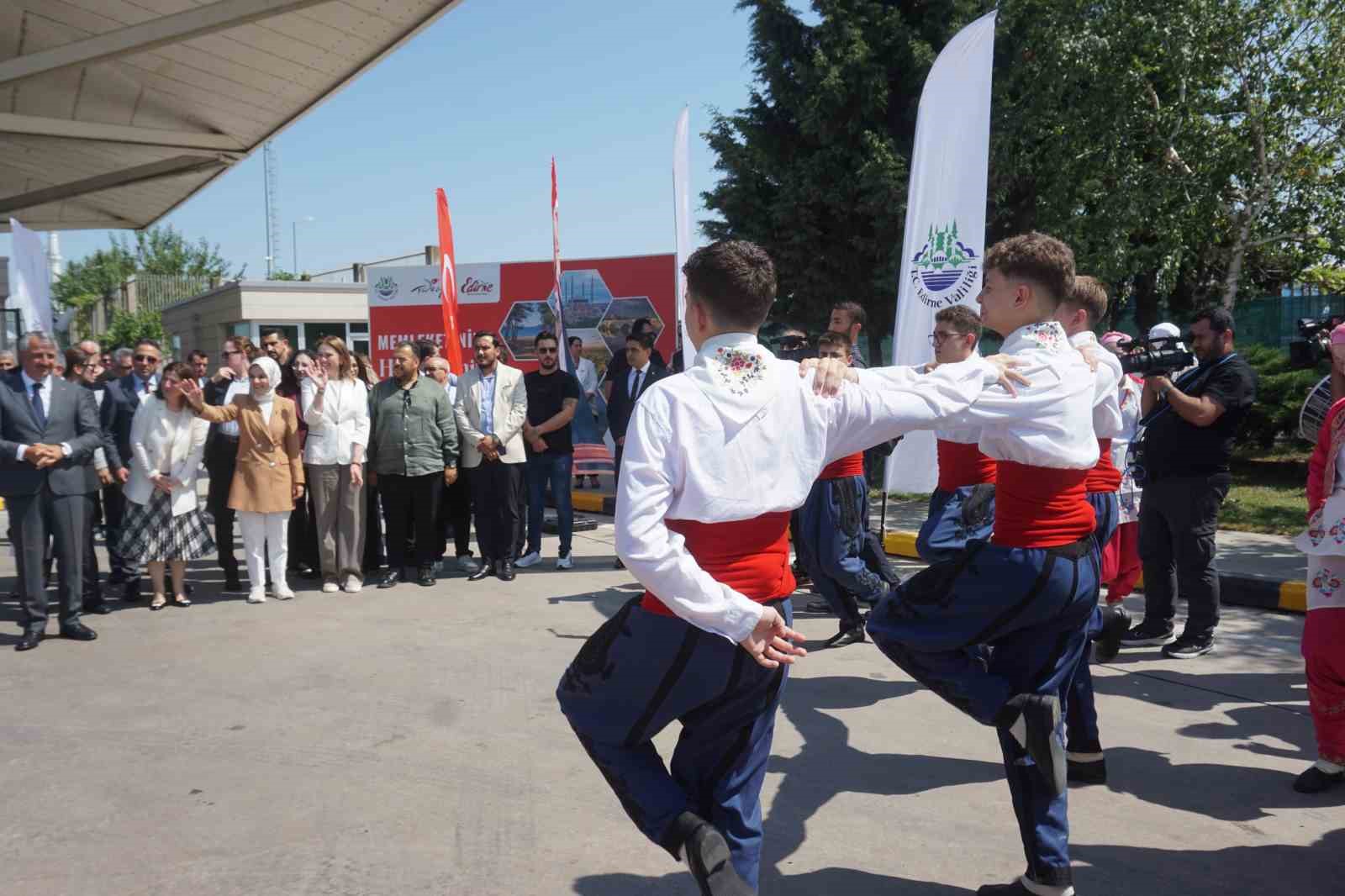 Bakan Göktaş Kapıkule’de gurbetçilerle kucaklaştı