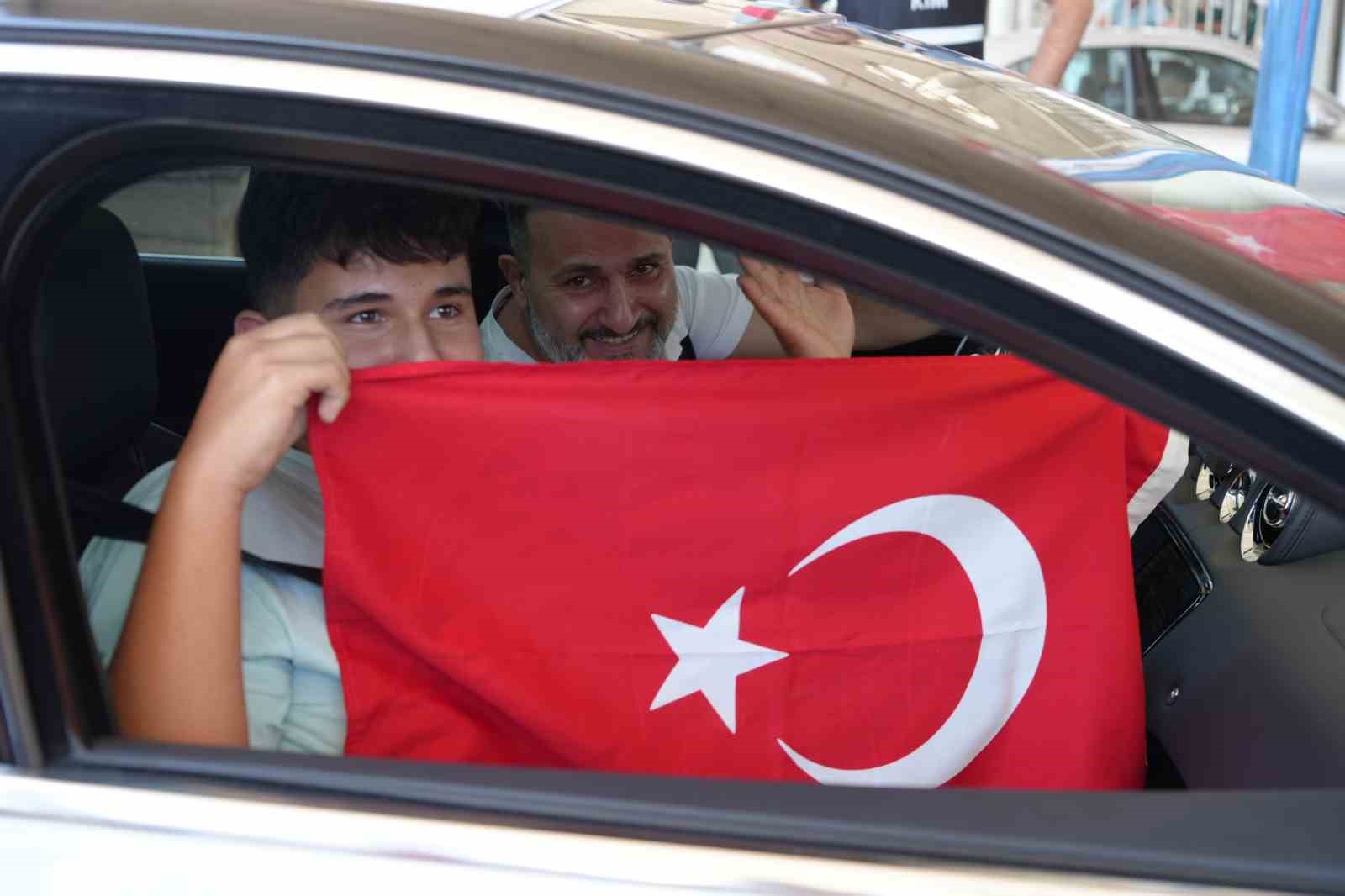 Bakan Göktaş Kapıkule’de gurbetçilerle kucaklaştı
