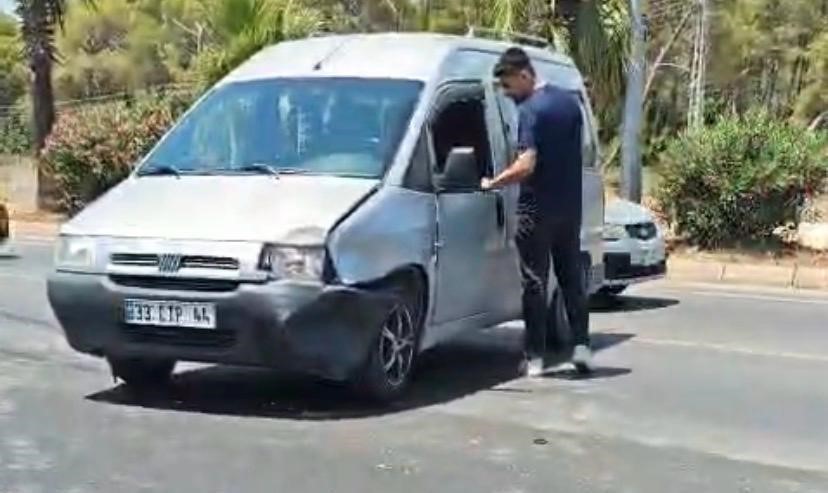 Zincirleme kazada otomobil enstitünün bahçesine düştü: 3 yaralı