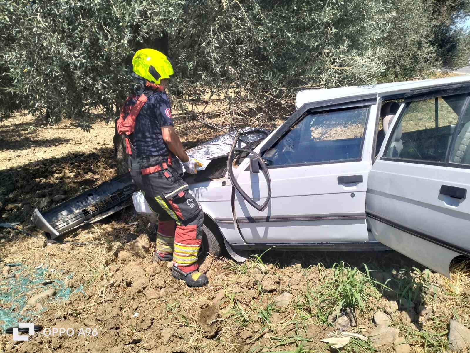 Balıkesir’de otomobil zeytin ağacına çarptı: 2 yaralı