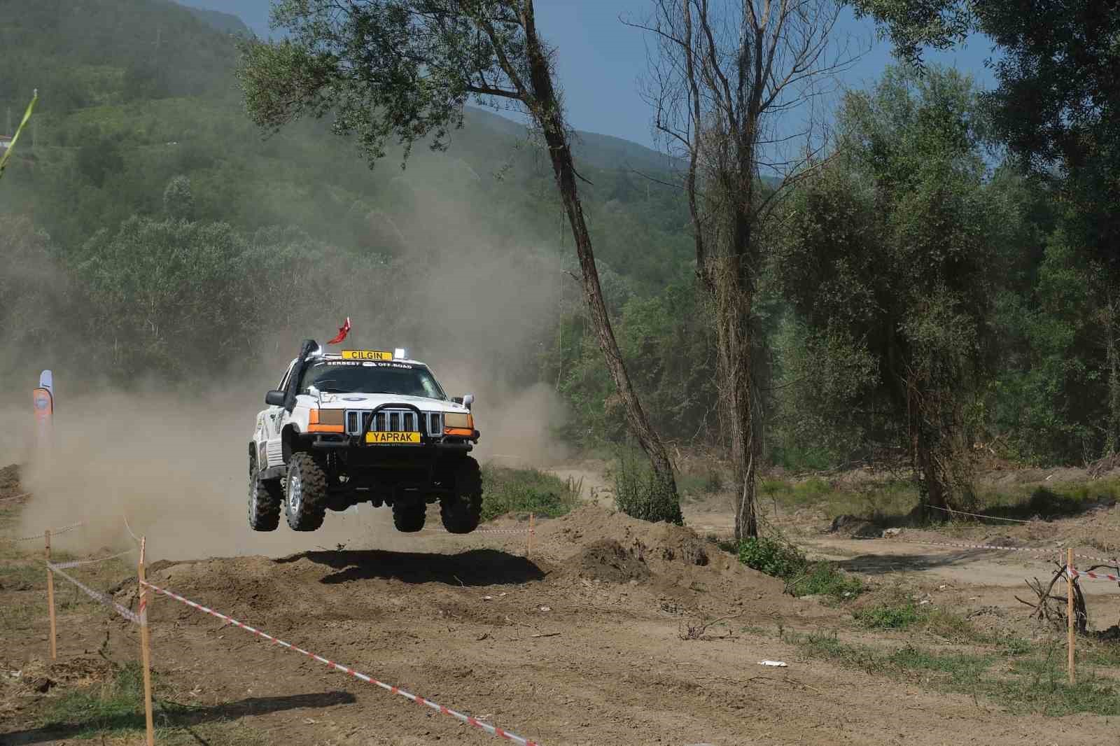 Ormanın kalbinde nefes kesen mücadele: 62 araç aynı parkurda