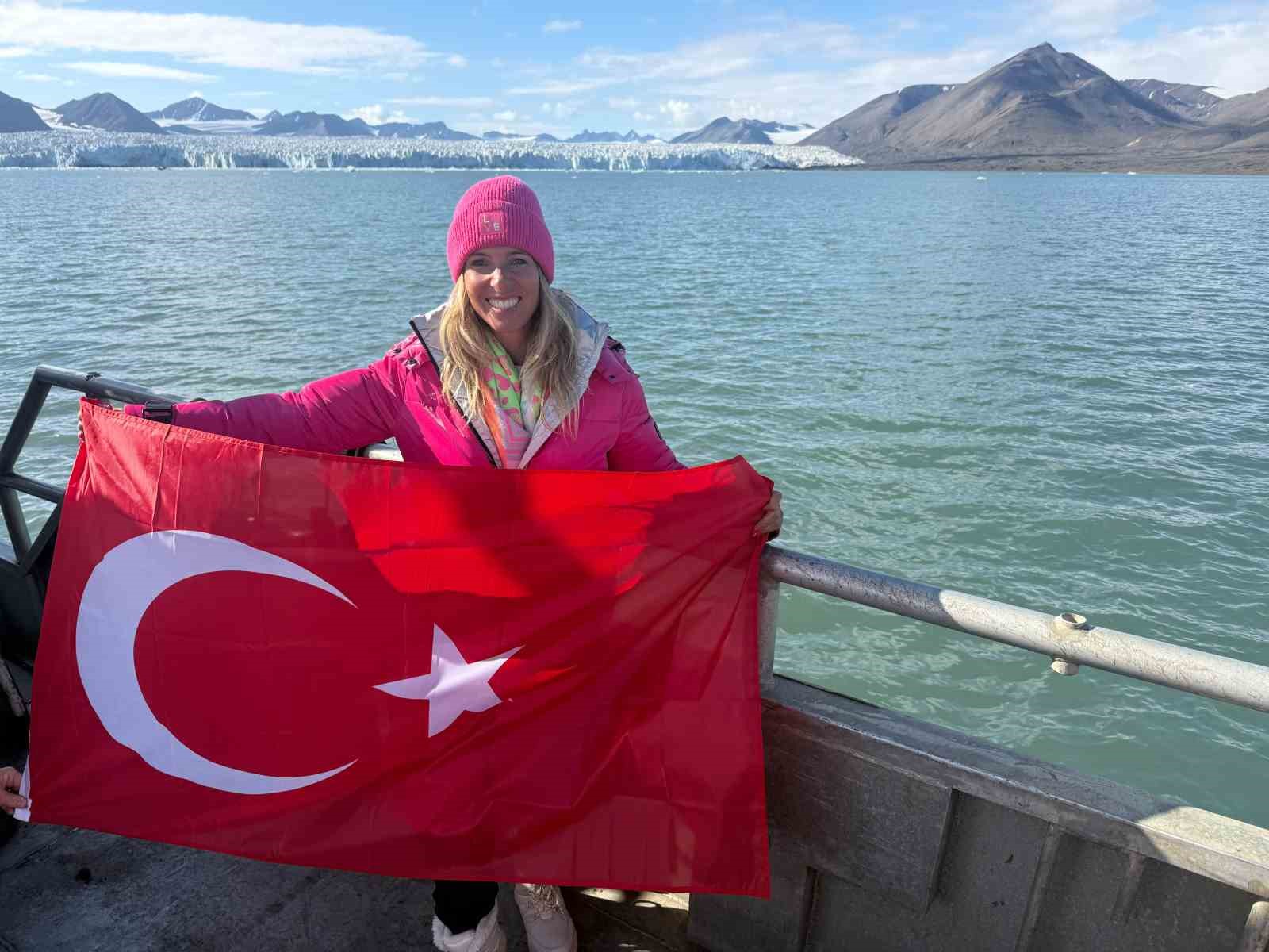 Deniz Kayadelen, buzullarda yüzen ilk Türk sporcu unvanını elde etti