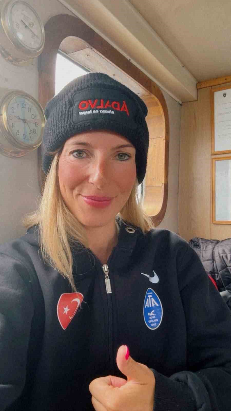 Deniz Kayadelen, buzullarda yüzen ilk Türk sporcu unvanını elde etti