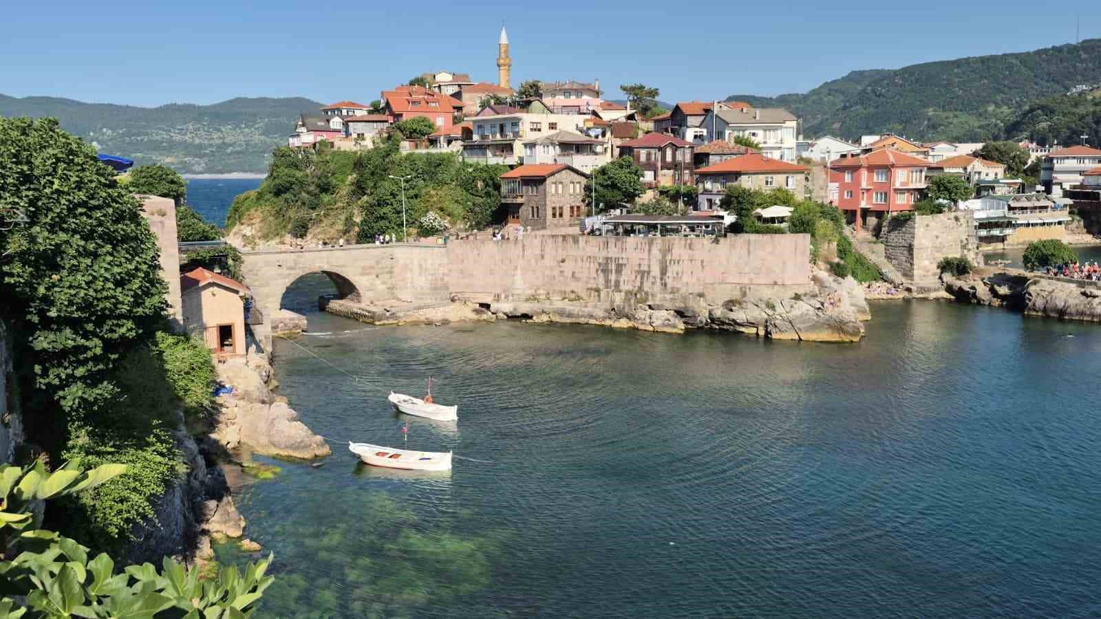 Amasra 3 günde nüfusunun 16 katı ziyaretçiyi ağırladı