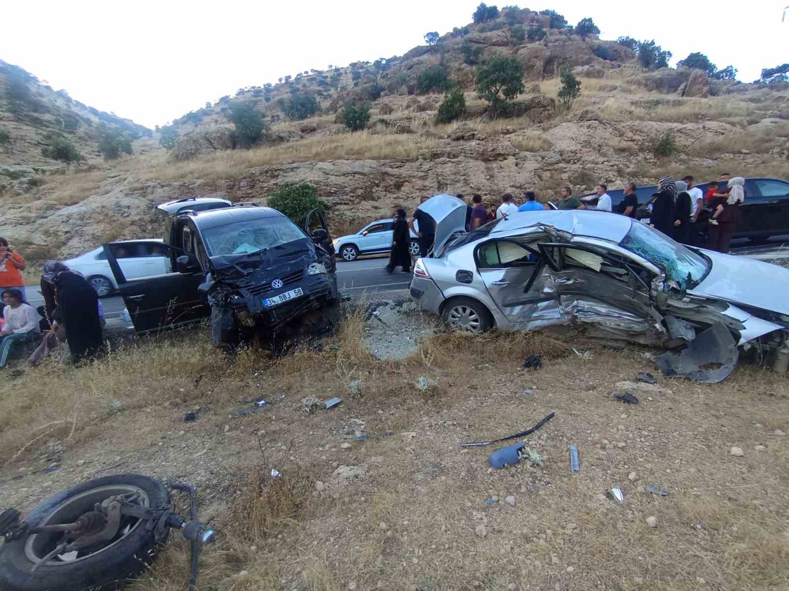 Mardin’de iki otomobil çarpıştı: 9 yaralı