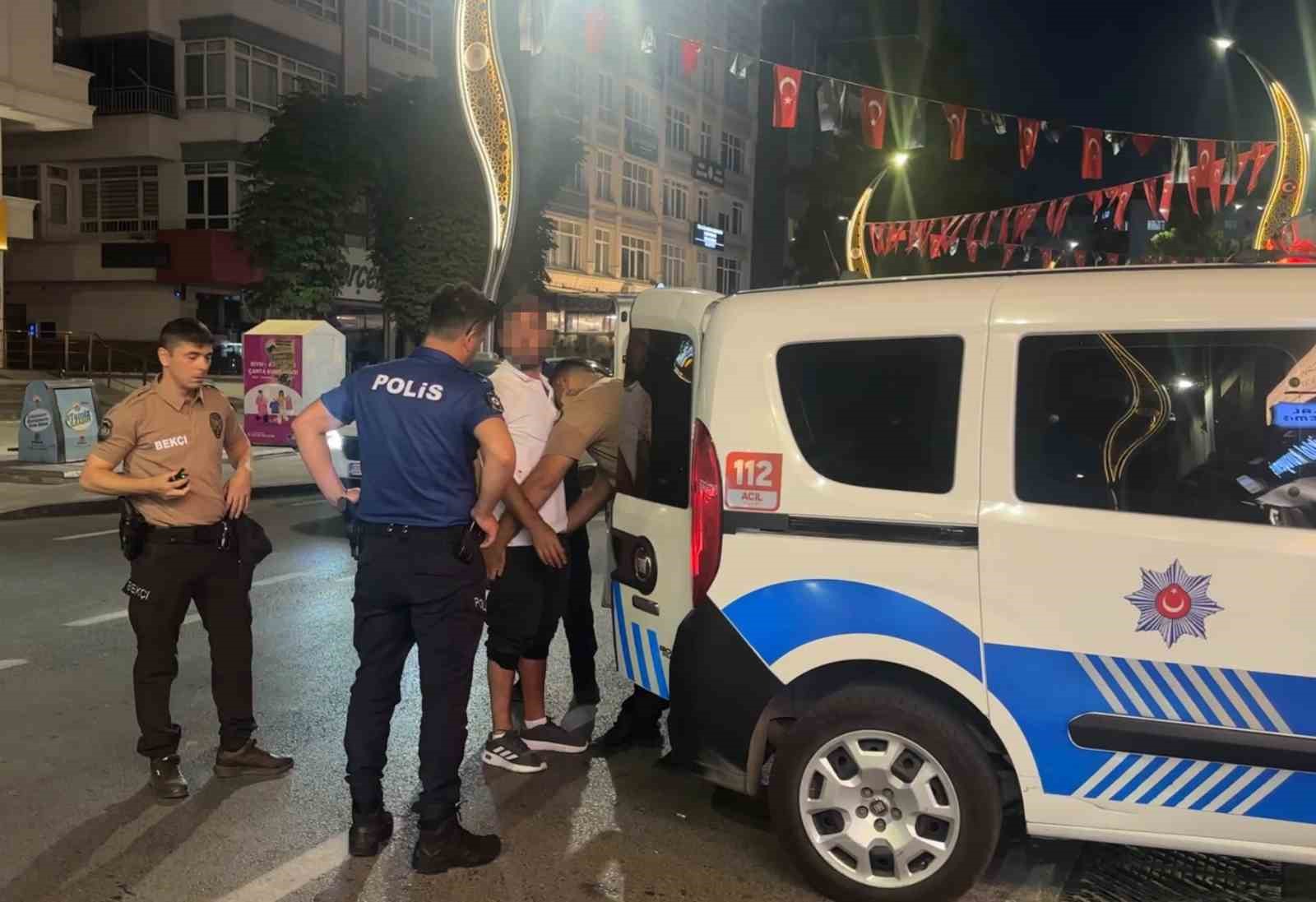 Samsun’da taşkınlık yapan alkollü şahsı tek yumrukla yere serdi: O anlar kamerada