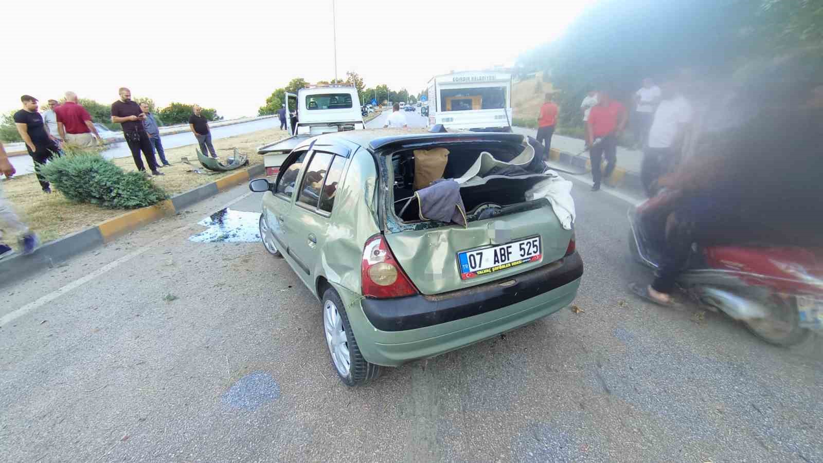Kamyonete çarpan otomobil karşı şeride geçti: 2 yaralı