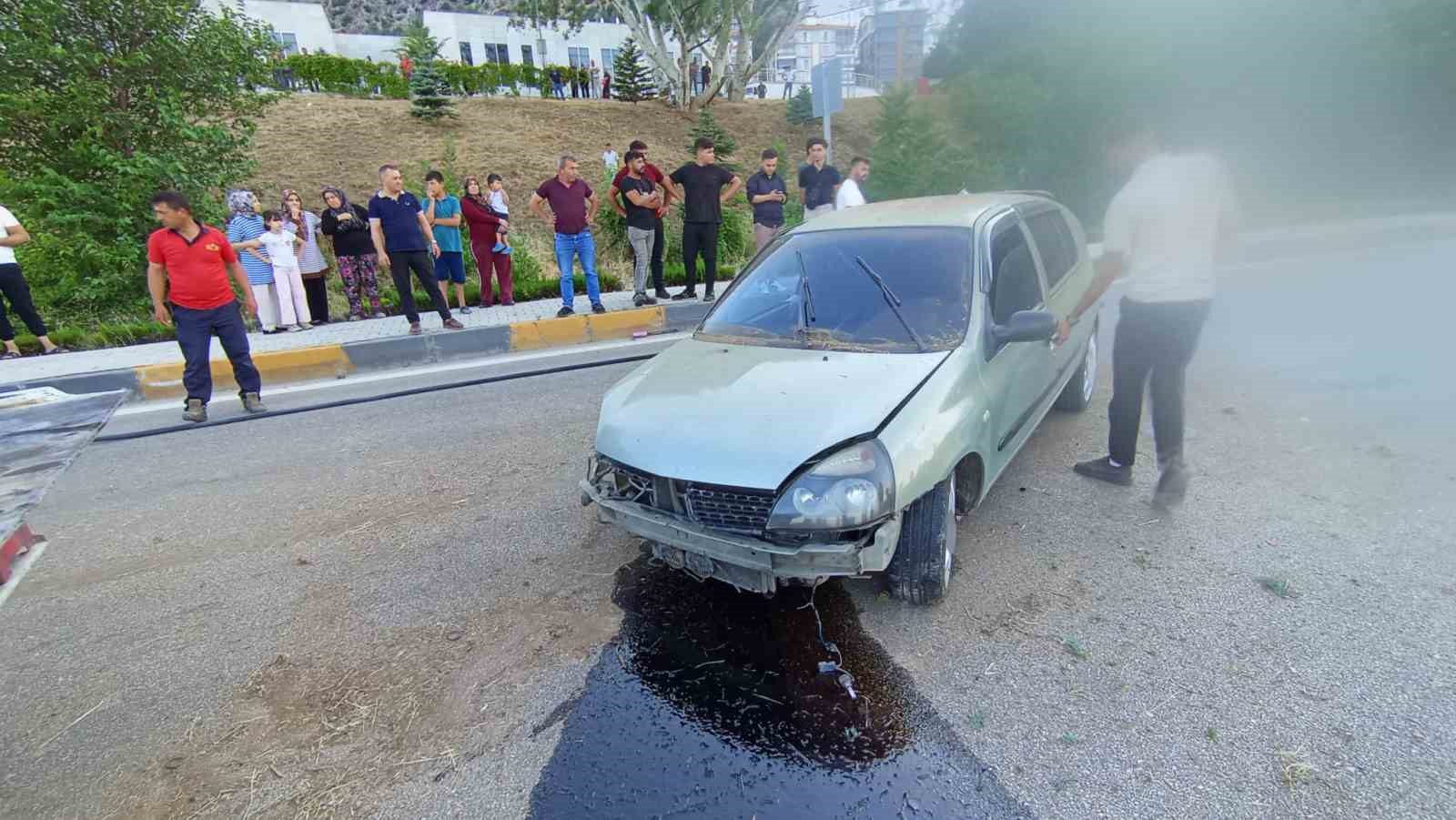 Kamyonete çarpan otomobil karşı şeride geçti: 2 yaralı