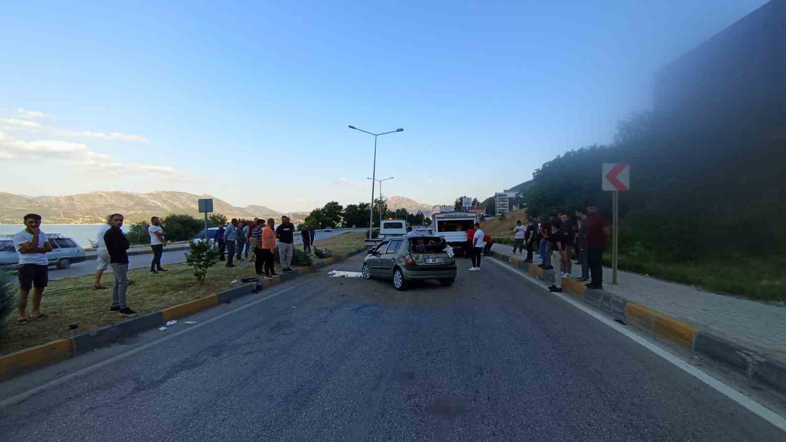 Kamyonete çarpan otomobil karşı şeride geçti: 2 yaralı