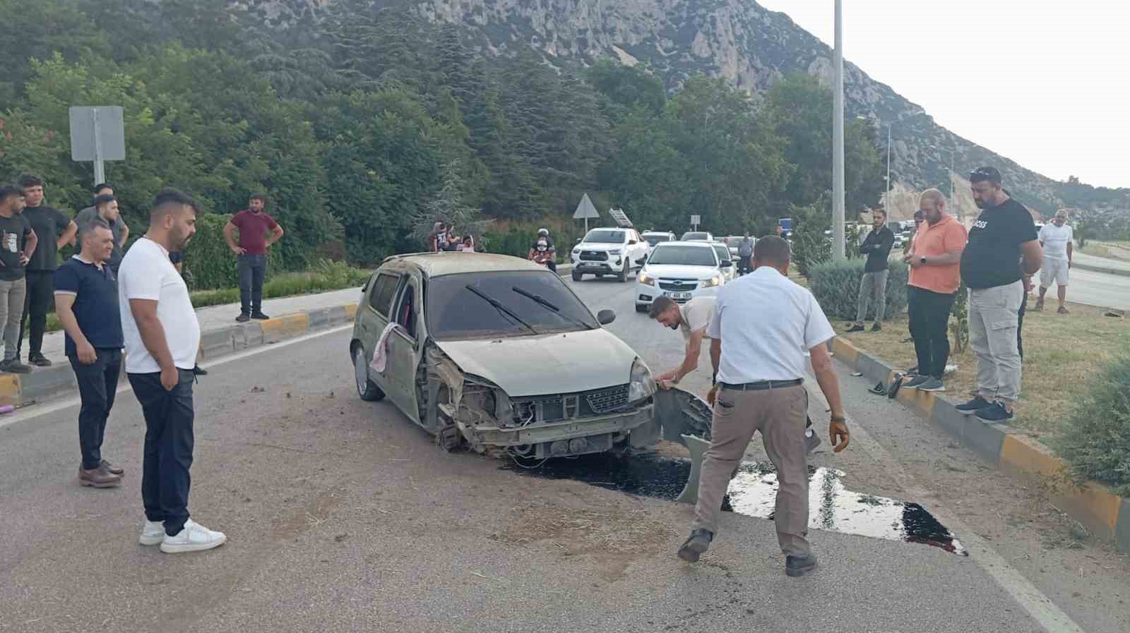 Kamyonete çarpan otomobil karşı şeride geçti: 2 yaralı