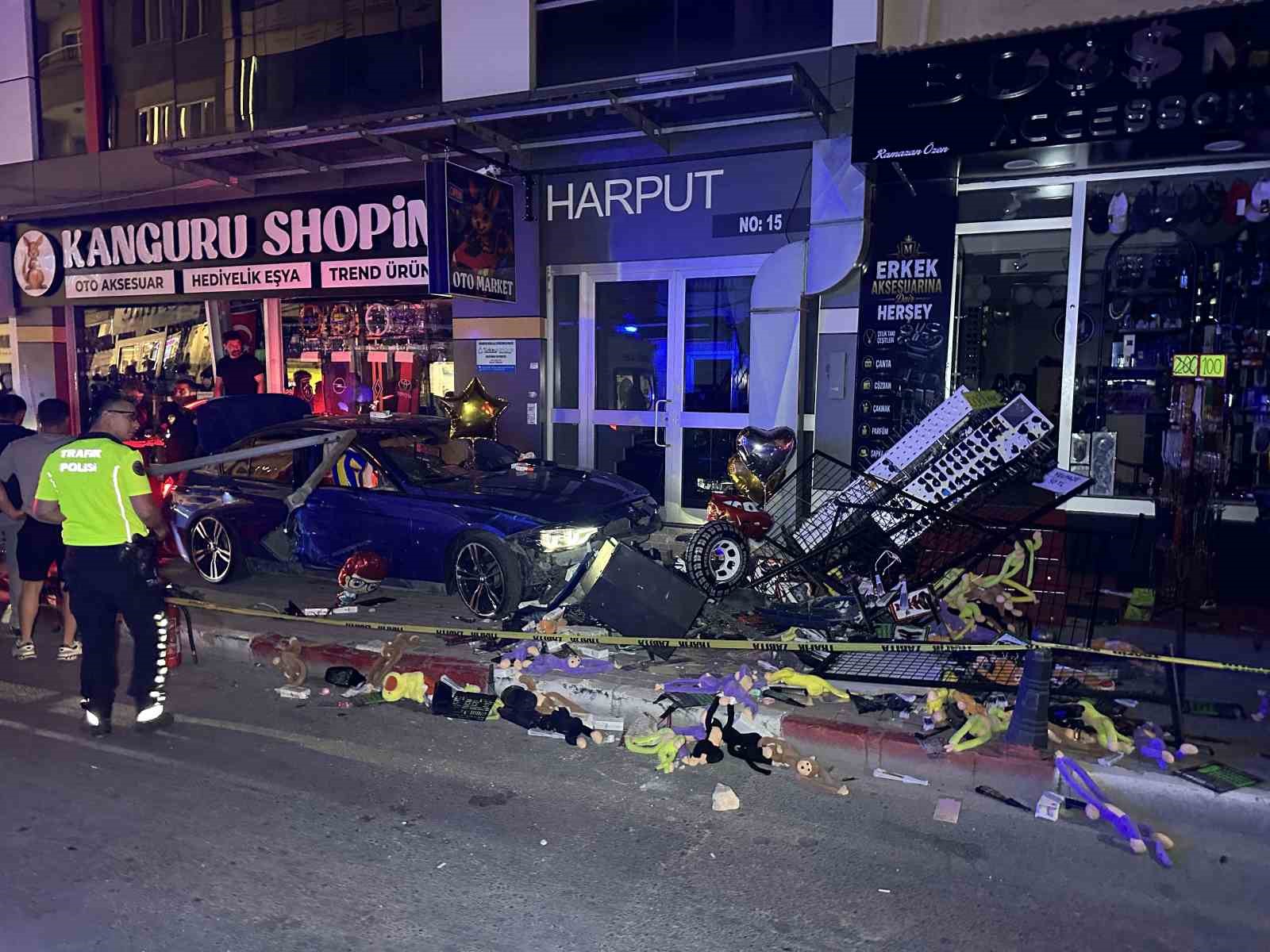 Aydınlatma direğine çarpan otomobil kaldırıma çıktı: 4 yaralı