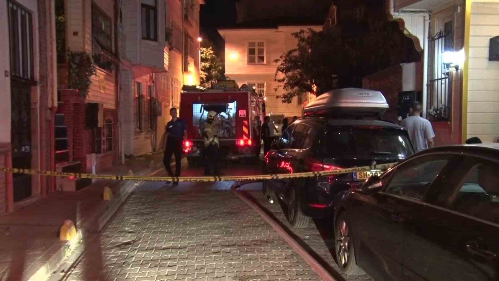 Fatih’te 4 katlı binada çıkan yangında bir itfaiye eri yaralandı