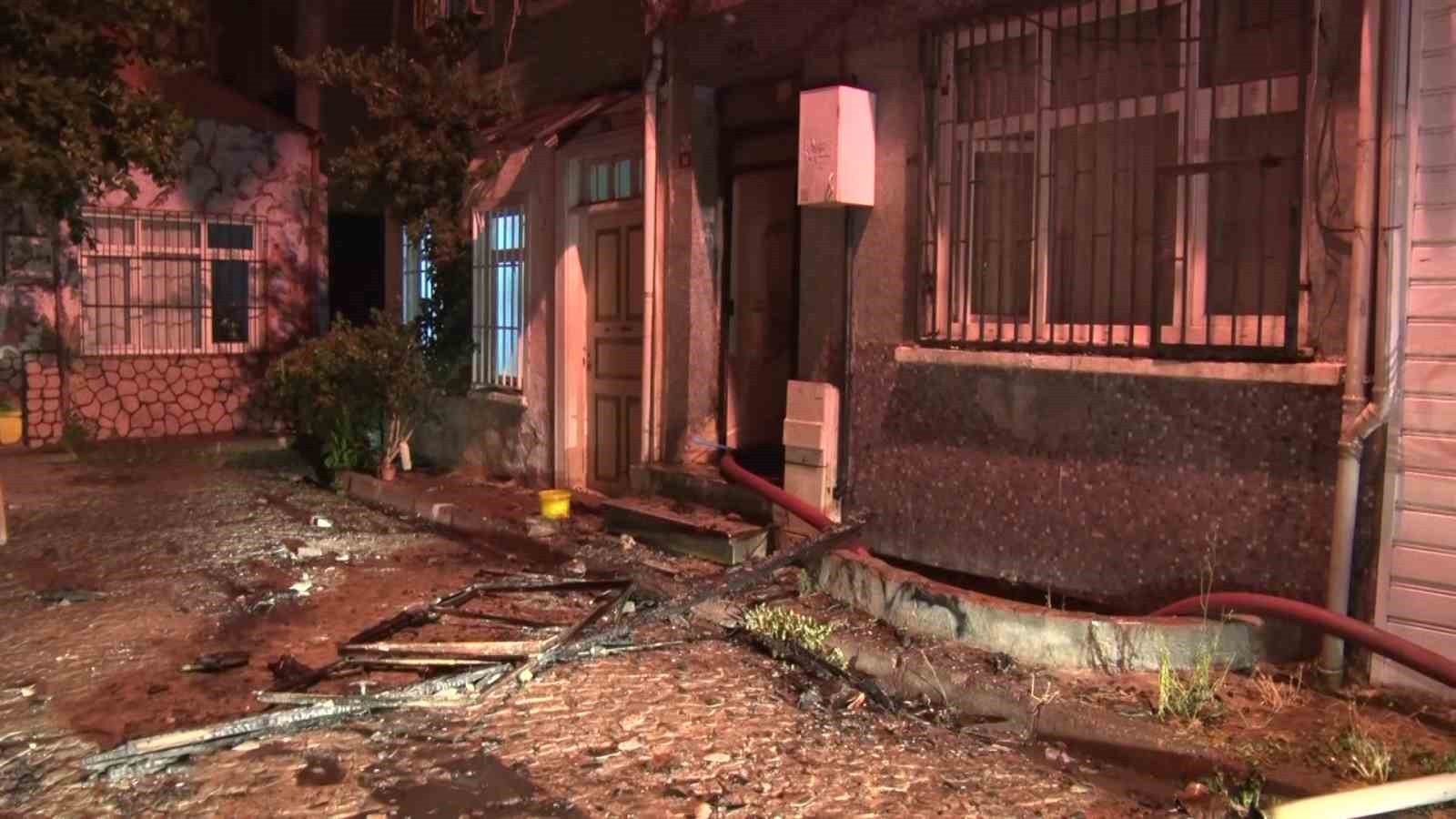 Fatih’te 4 katlı binada çıkan yangında bir itfaiye eri yaralandı