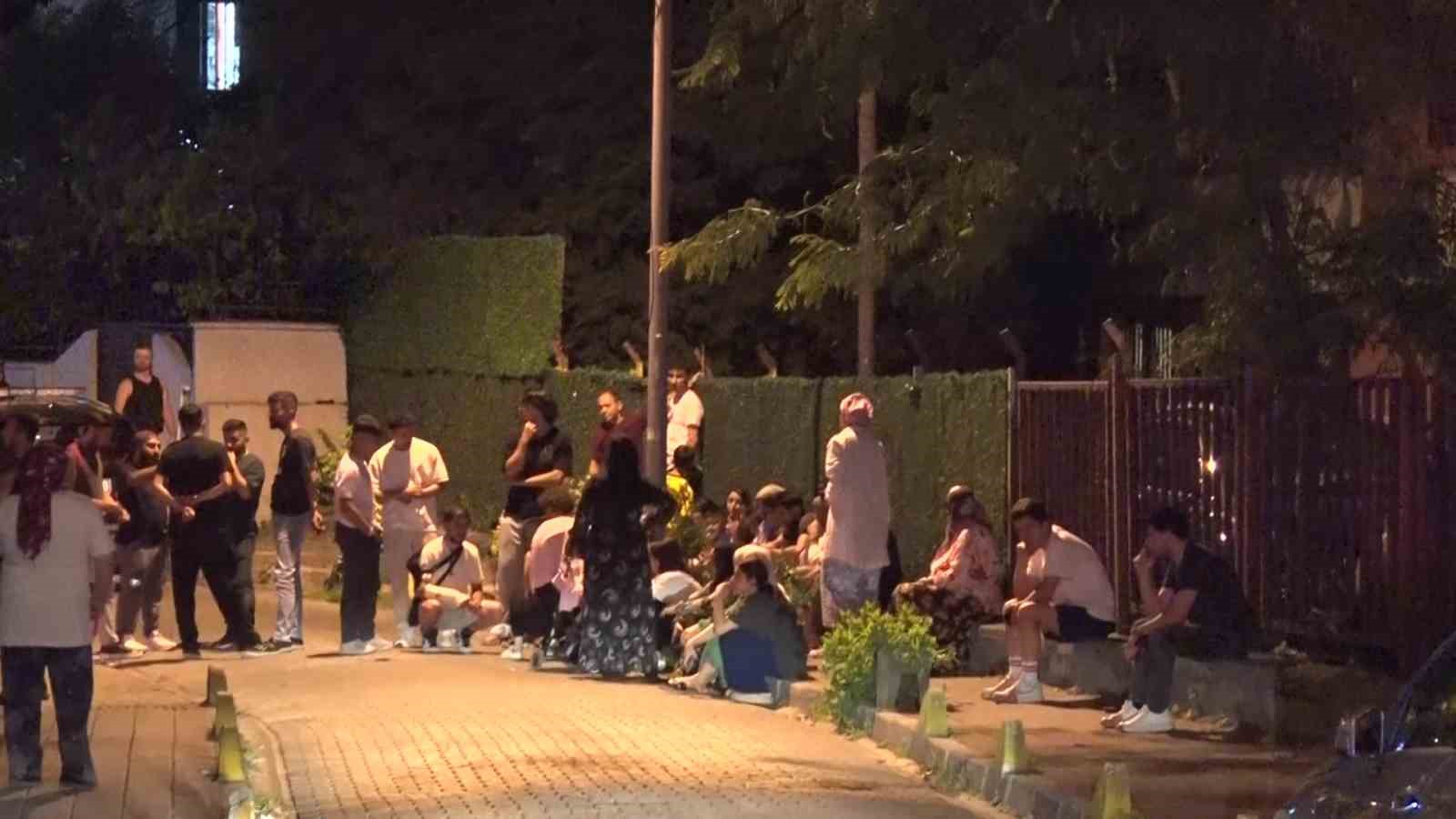 Fatih’te 4 katlı binada çıkan yangında bir itfaiye eri yaralandı