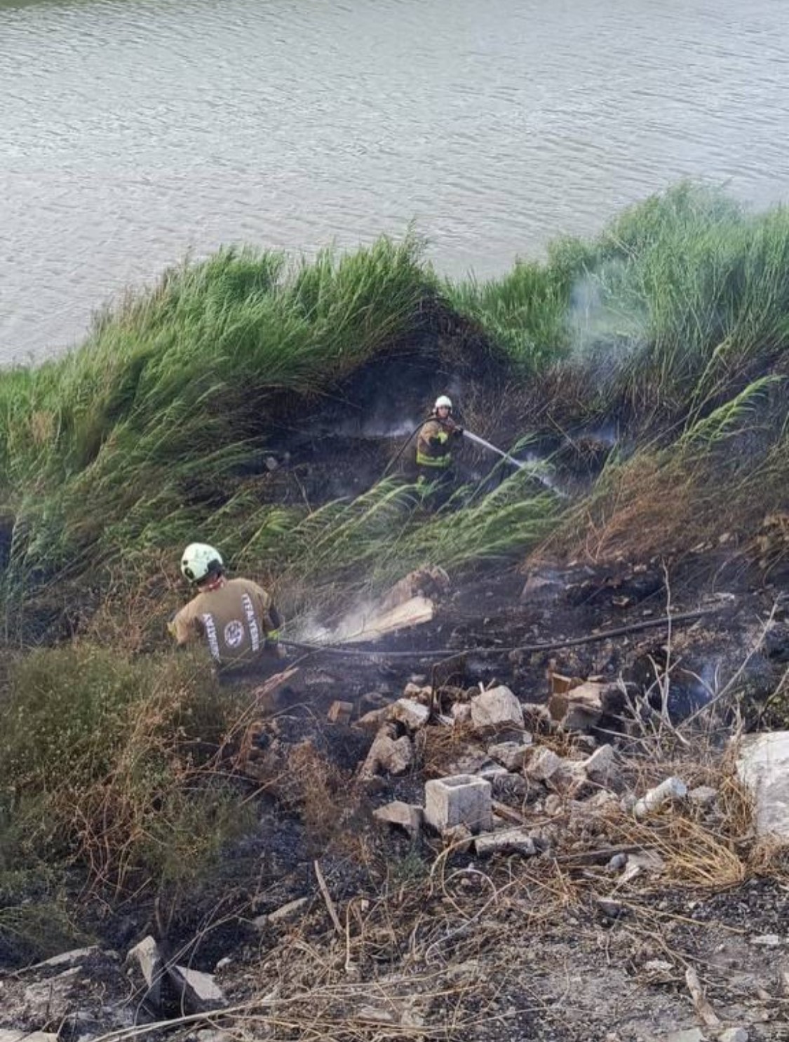Antakya’da Asi Nehri kenarında sazlık yangını