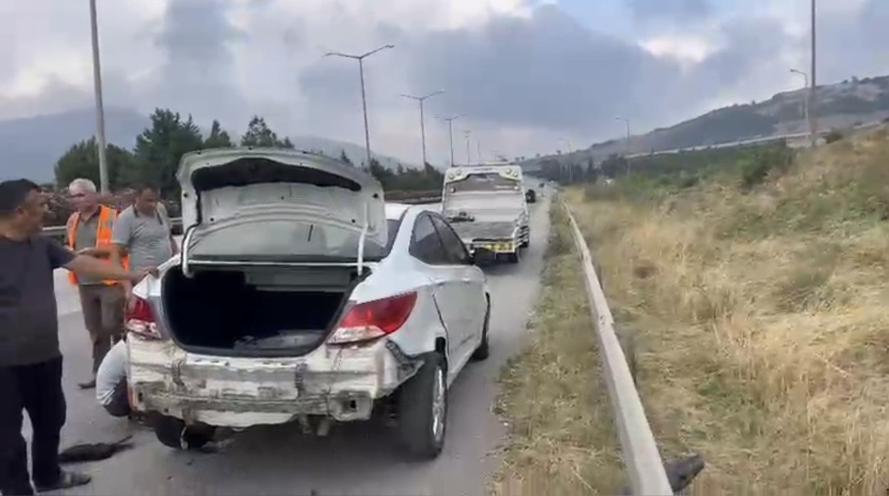 Osmaniye’de kontrolden çıkan otomobil bariyerlere çarptı: 1 yaralı